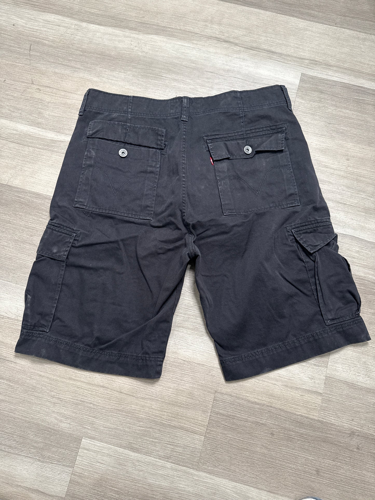 (38) Levi’s Black Cargo Shorts