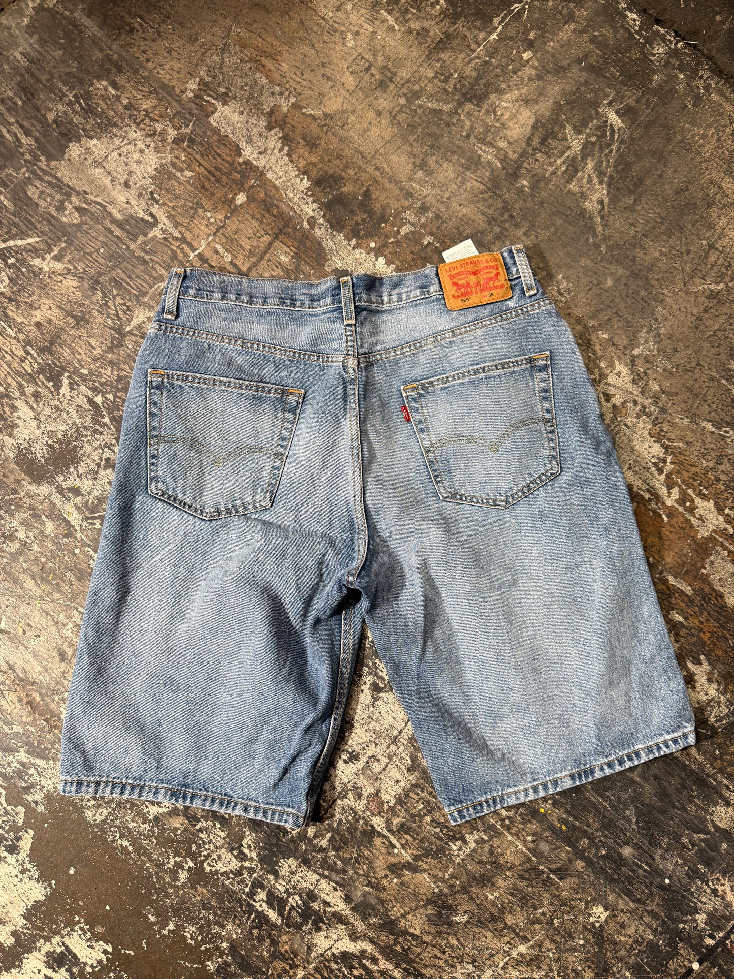 (36) 569 Levi’s 36 Light washed