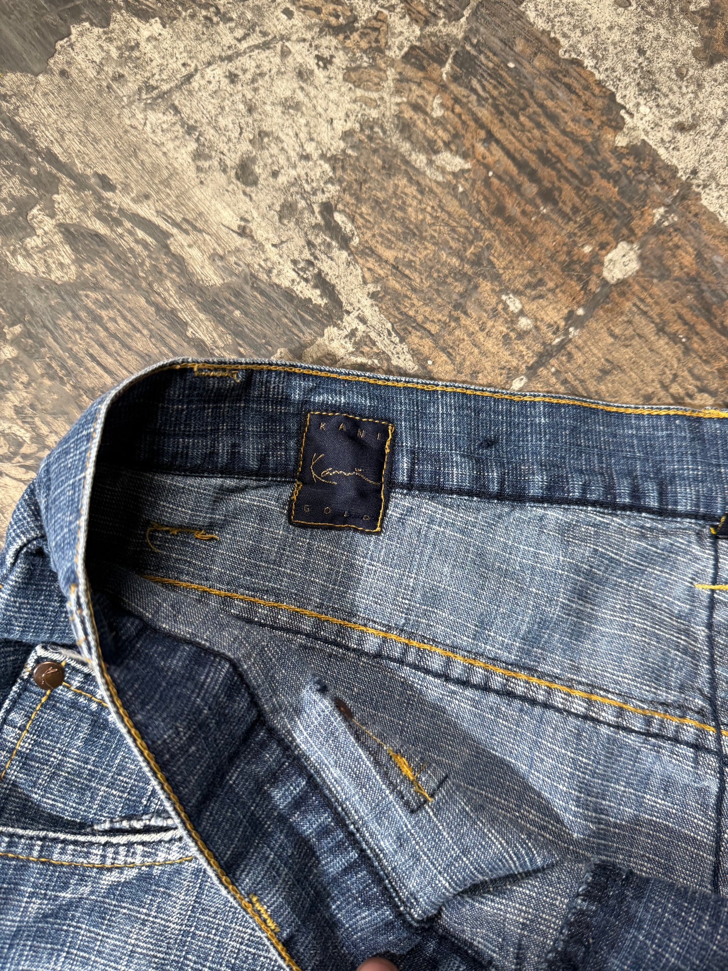 (38) Karl Kani Gold Jorts