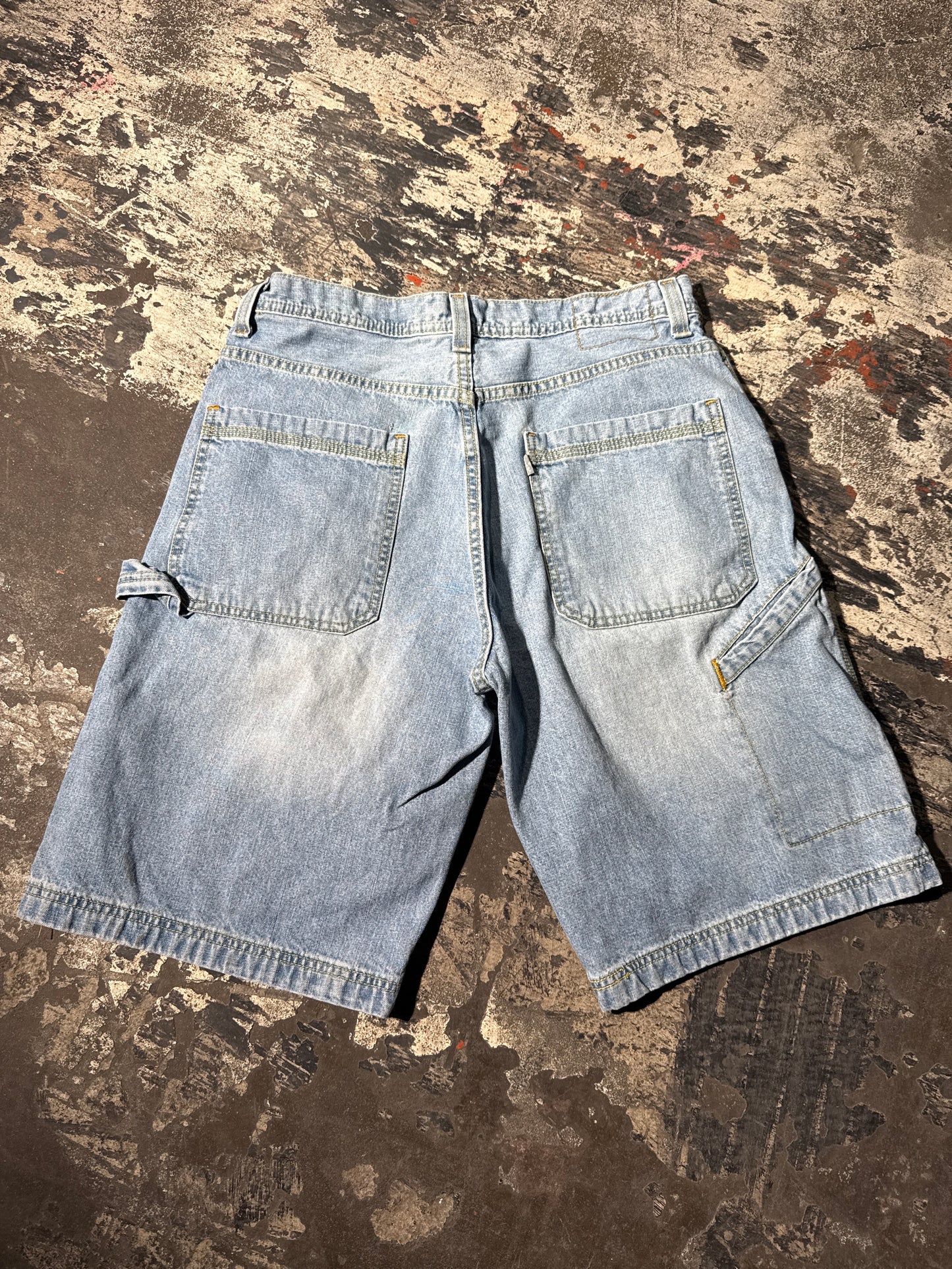 (32) Levi’s Silvertab Jorts