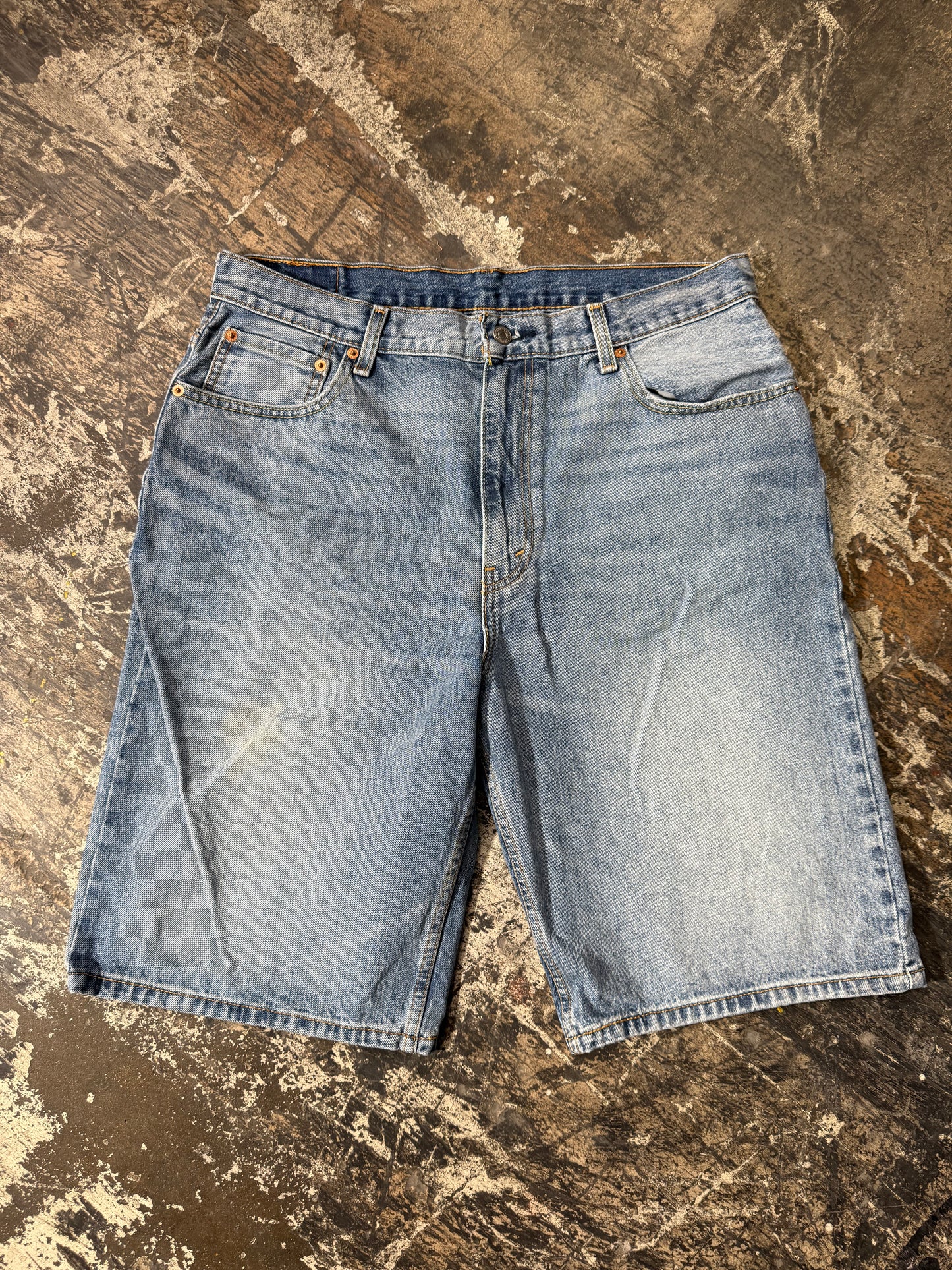 (36) 569 Levi’s 36 Light washed