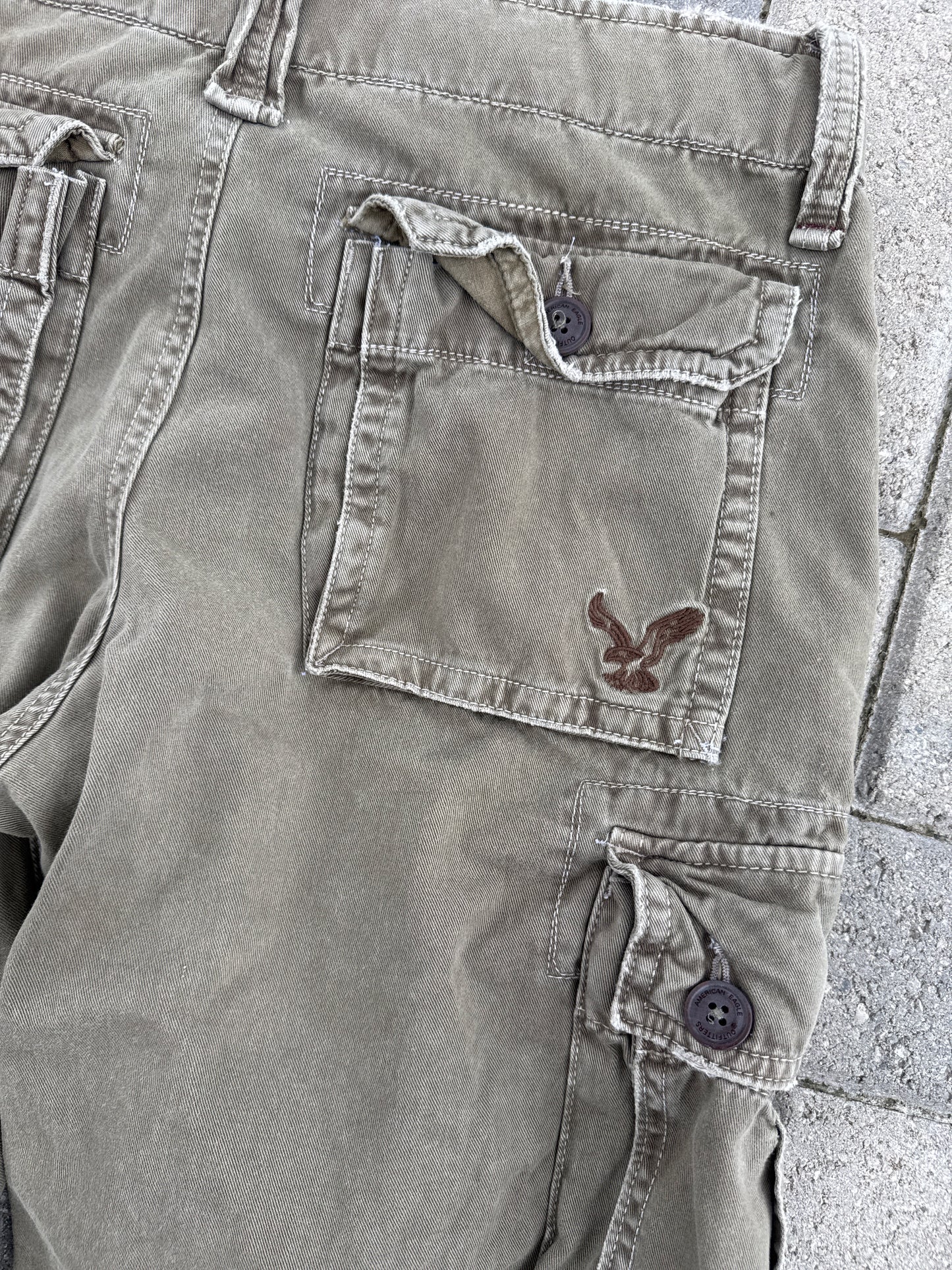 (28) American Eagle Cargo Shorts