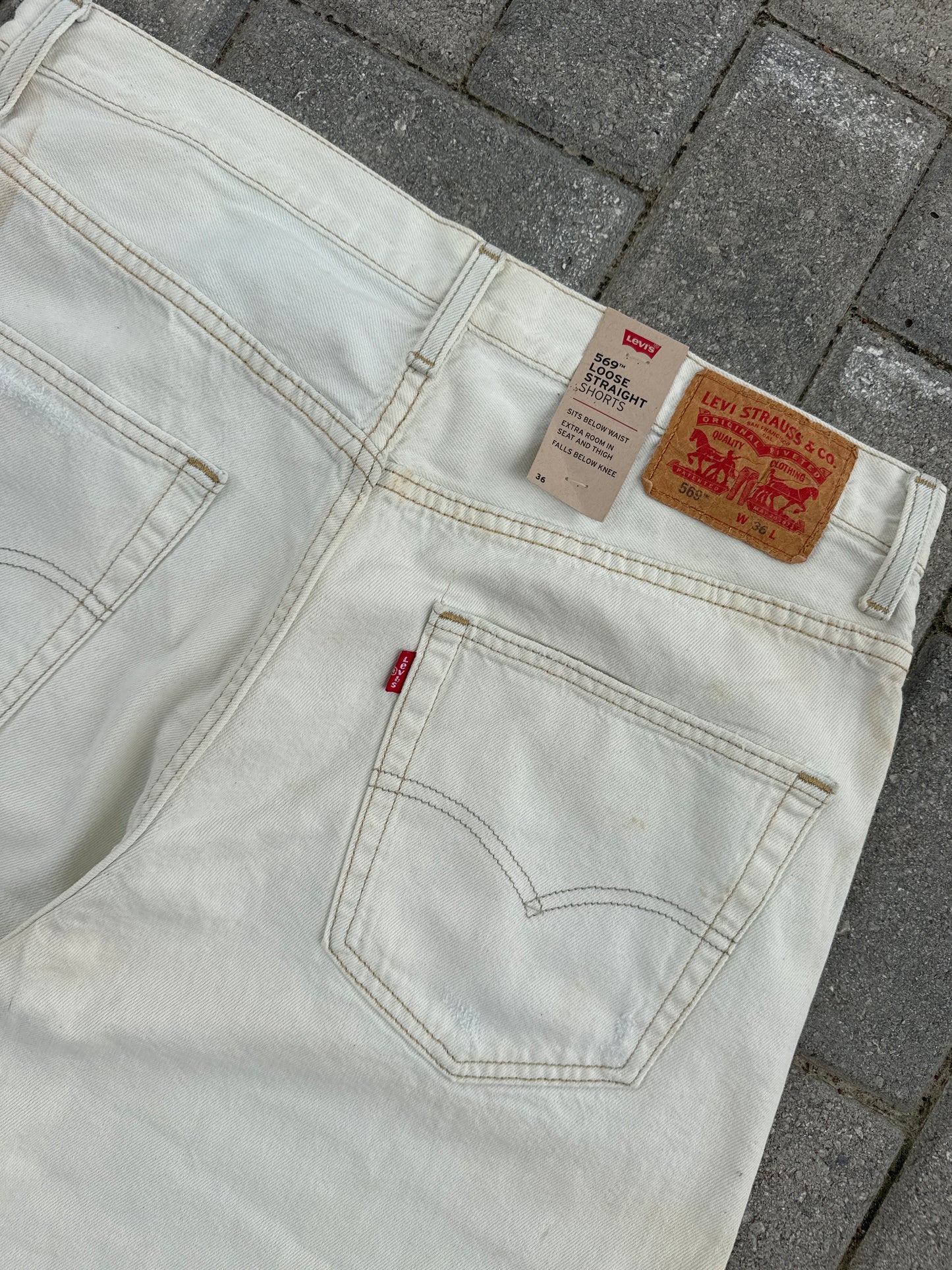 (36) Levi’s Distressed 569 Cream Brand New Jorts