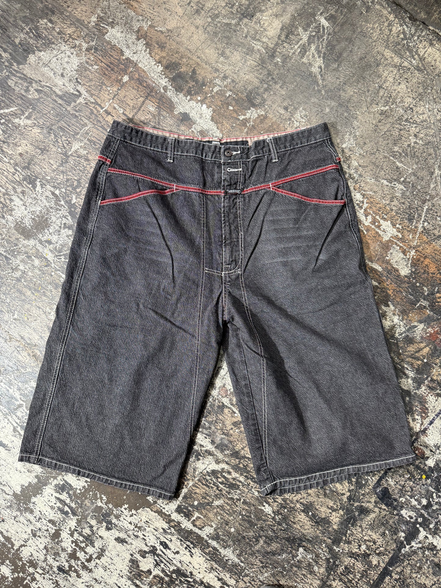 (40) Marithé François Girbaud Charcoal Embroidered Jorts