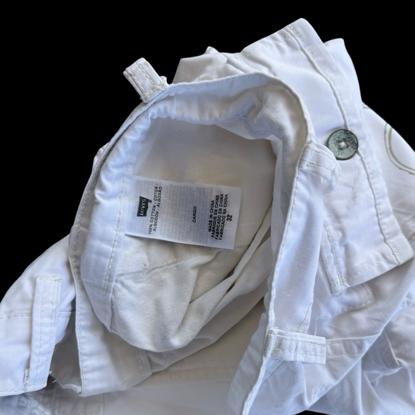 (32) White Levi’s Cargo Shorts
