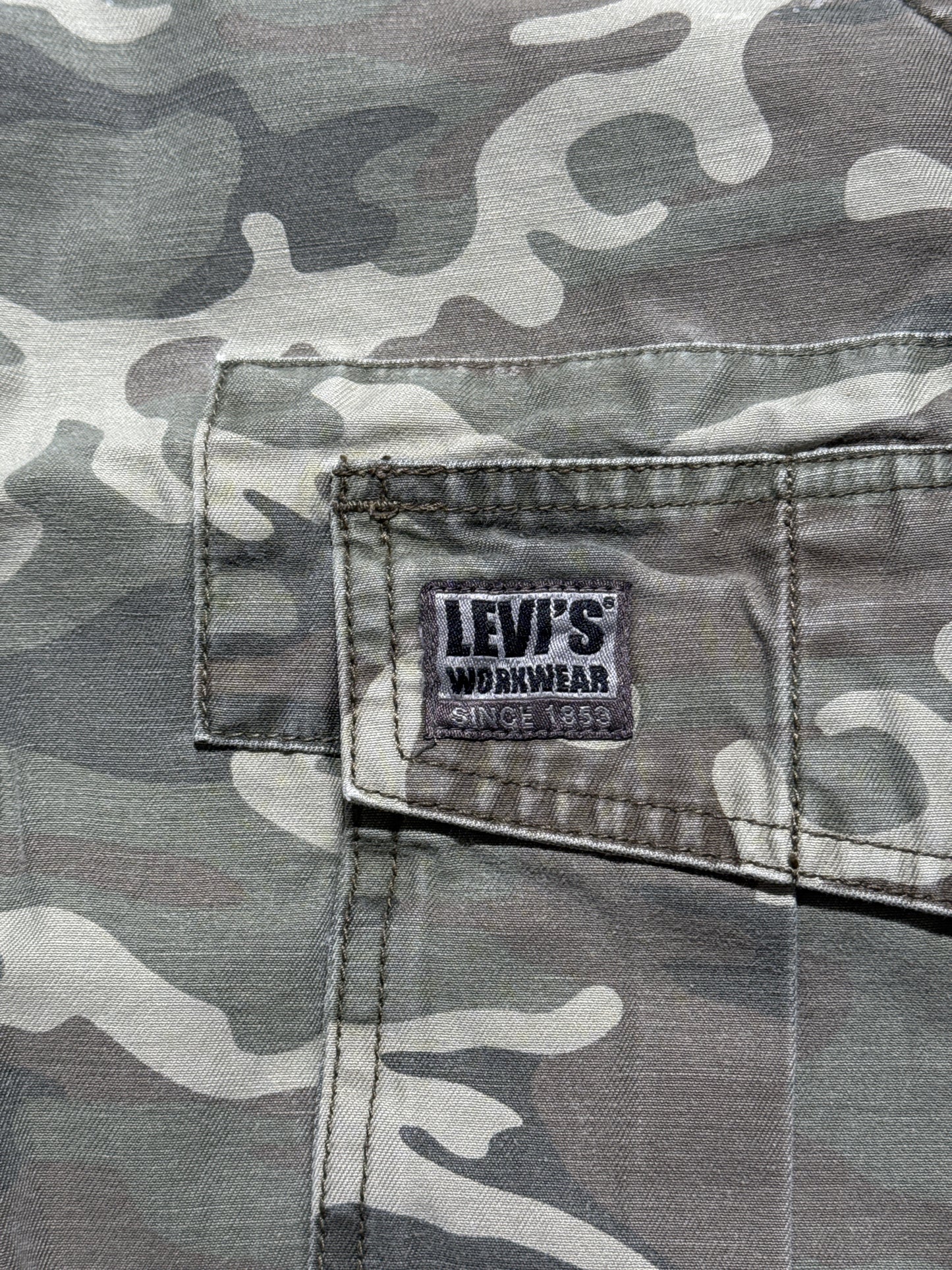 (34) Levi’s Cargo Military Camo Baggy Jorts