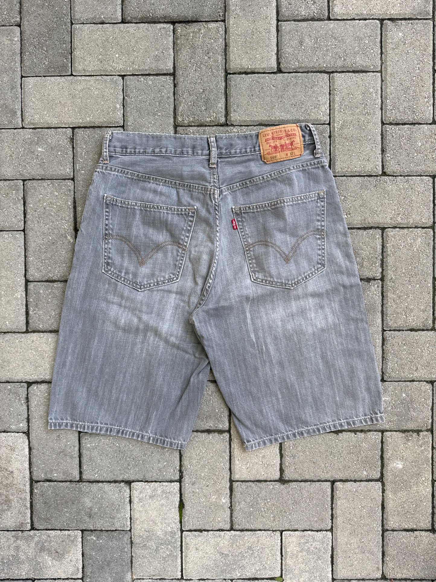 (32) Levi’s 569 Jorts