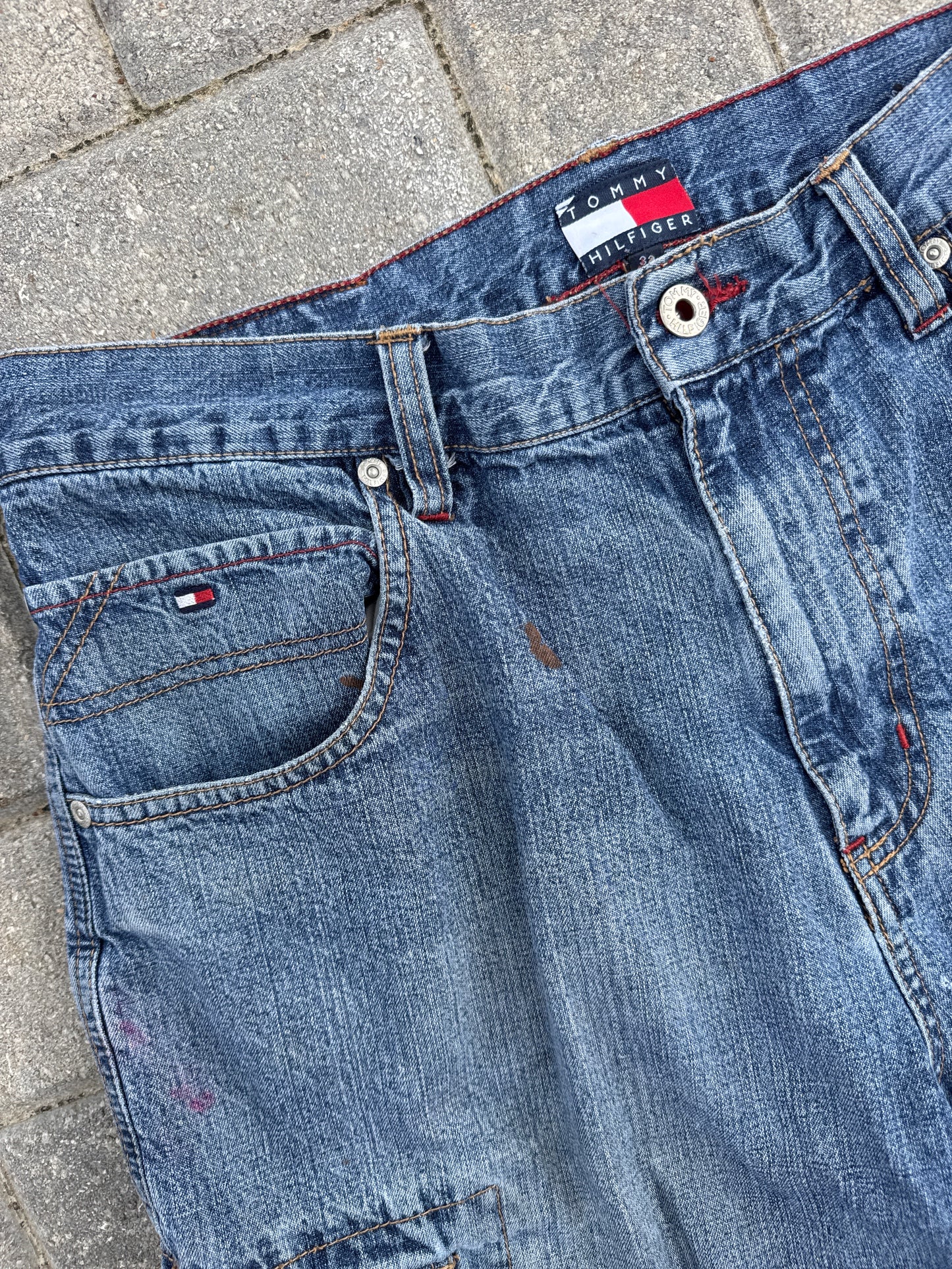 (33) Tommy Hilfiger Y2K Cargo Jorts