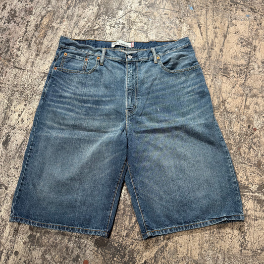 (38) Levi’s 569 Jorts