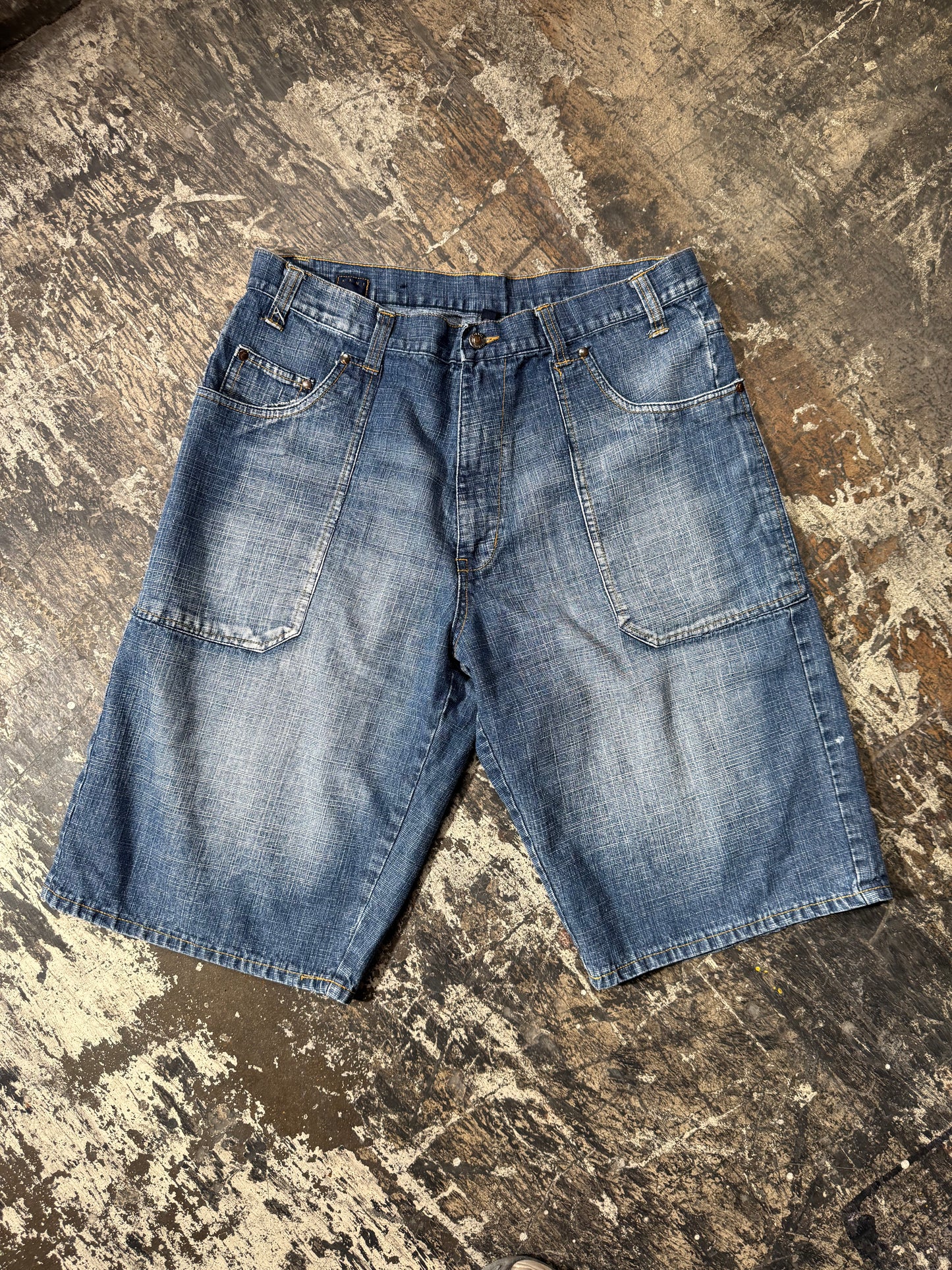 (38) Karl Kani Gold Jorts