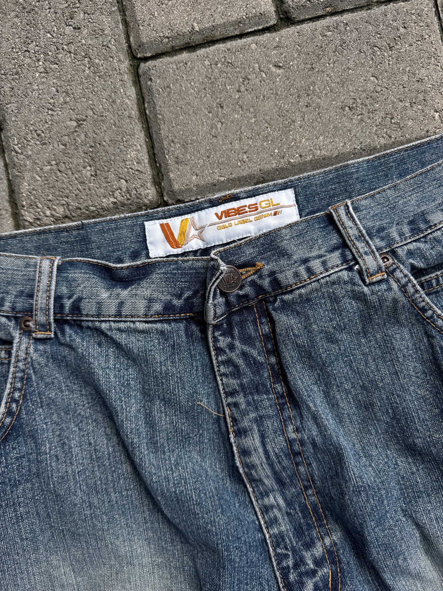 (38) Vibes Gold Label Jorts