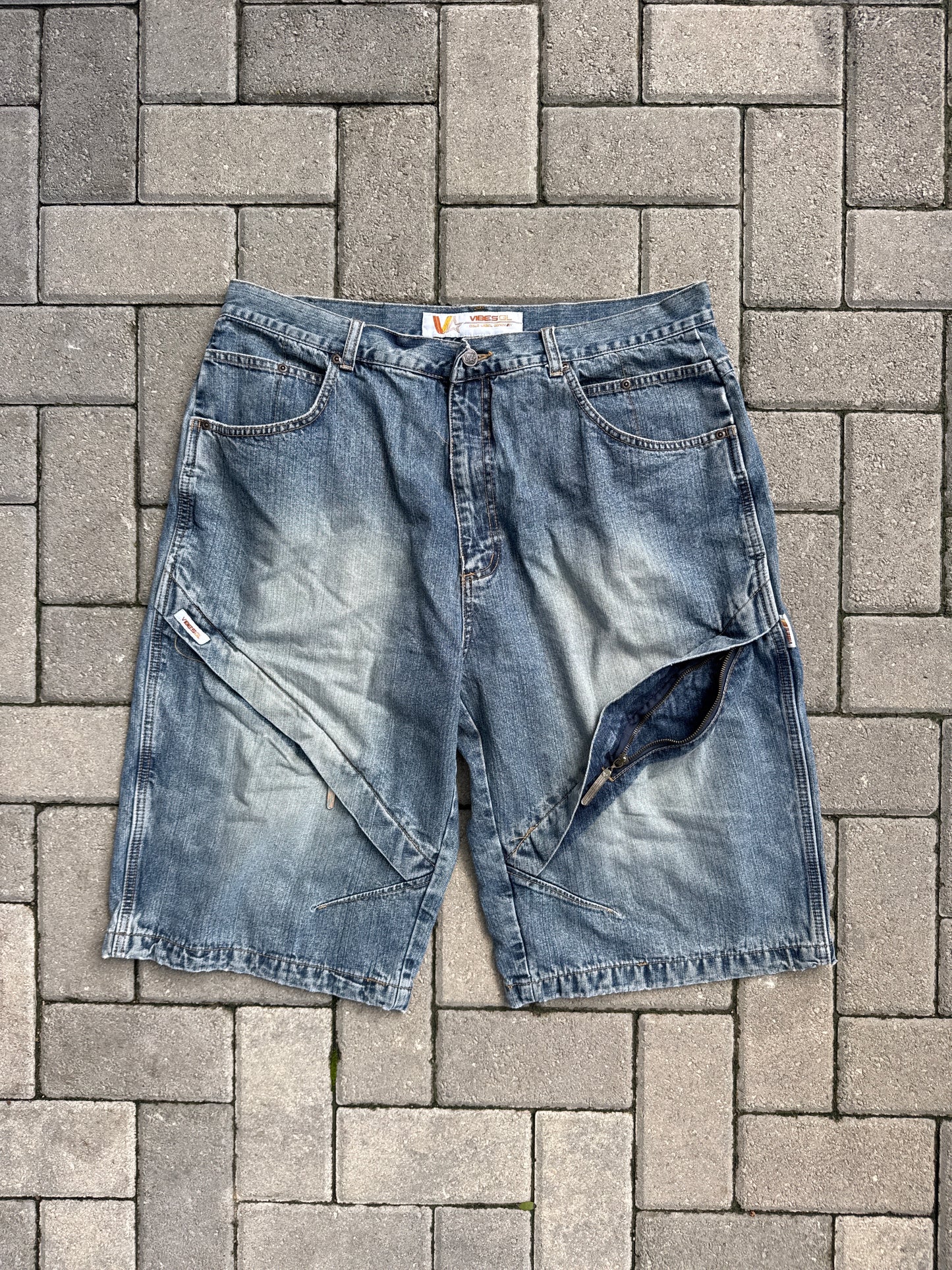 (38) Vibes Gold Label Jorts