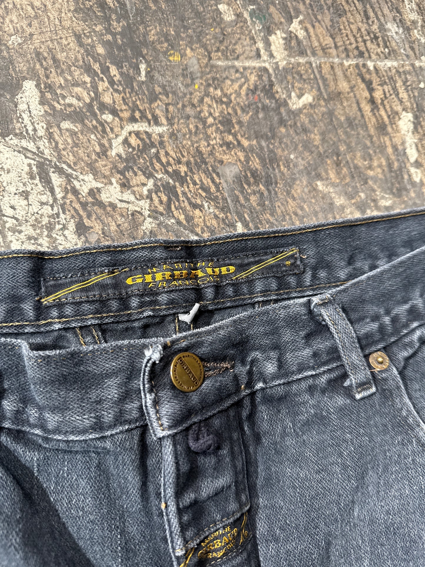 (36) Marithé Francois Girbaud Faded Black Shorts