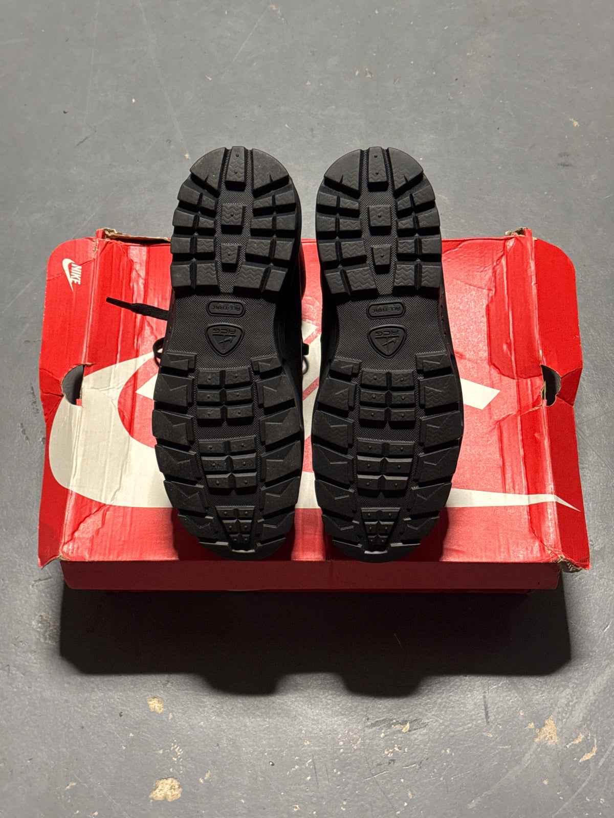 (10) Nike Men's Air Max Goadome ACG Boots