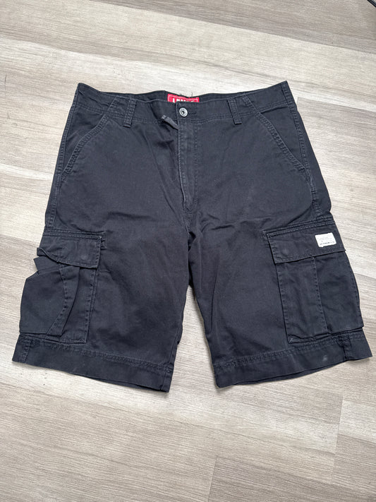 (38) Levi’s Black Cargo Shorts