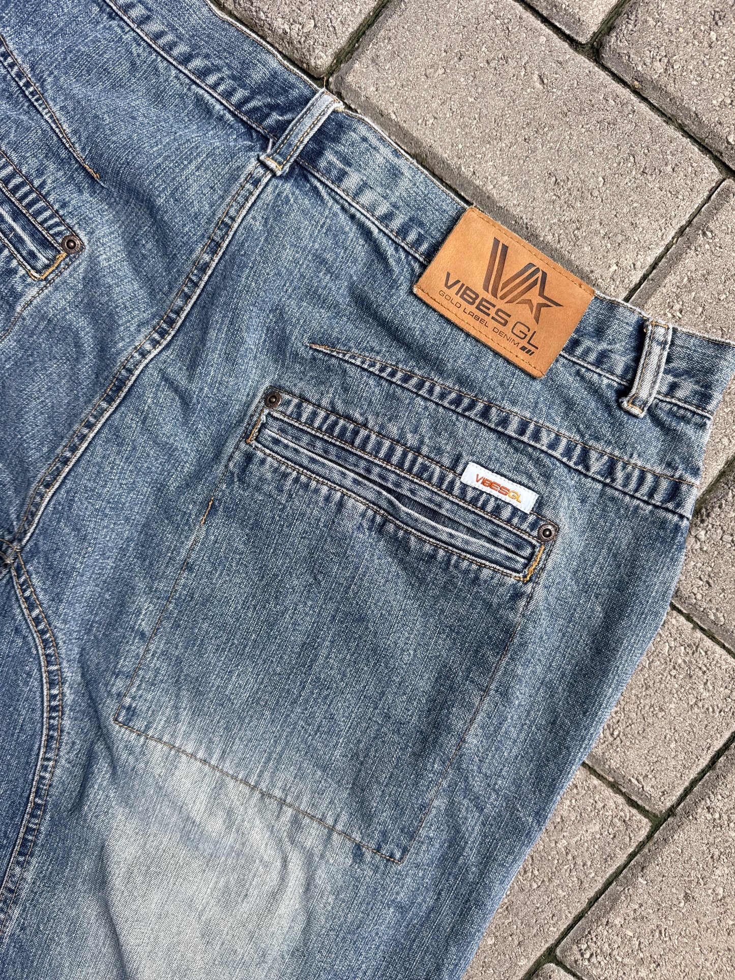 (38) Vibes Gold Label Jorts
