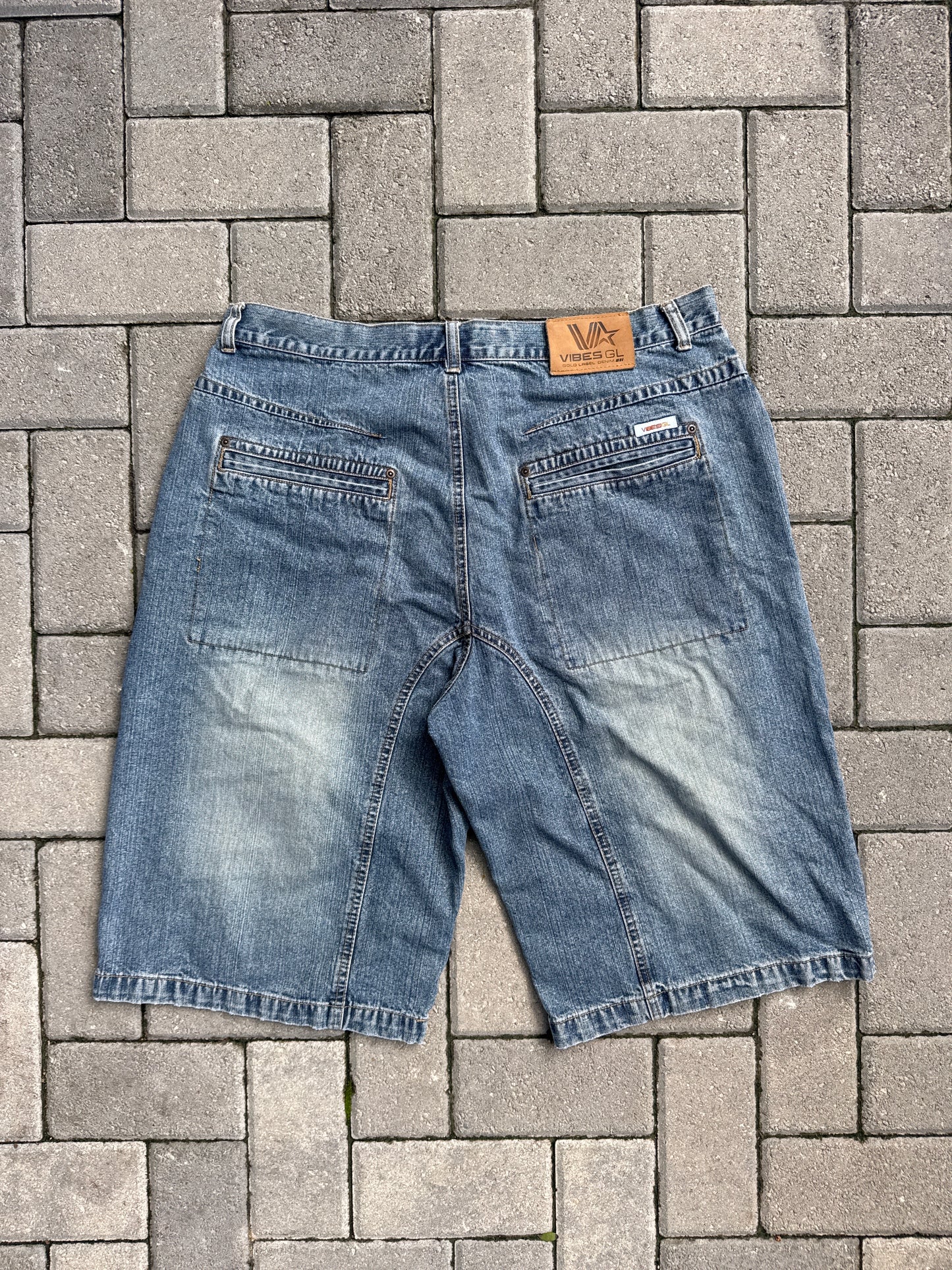 (38) Vibes Gold Label Jorts