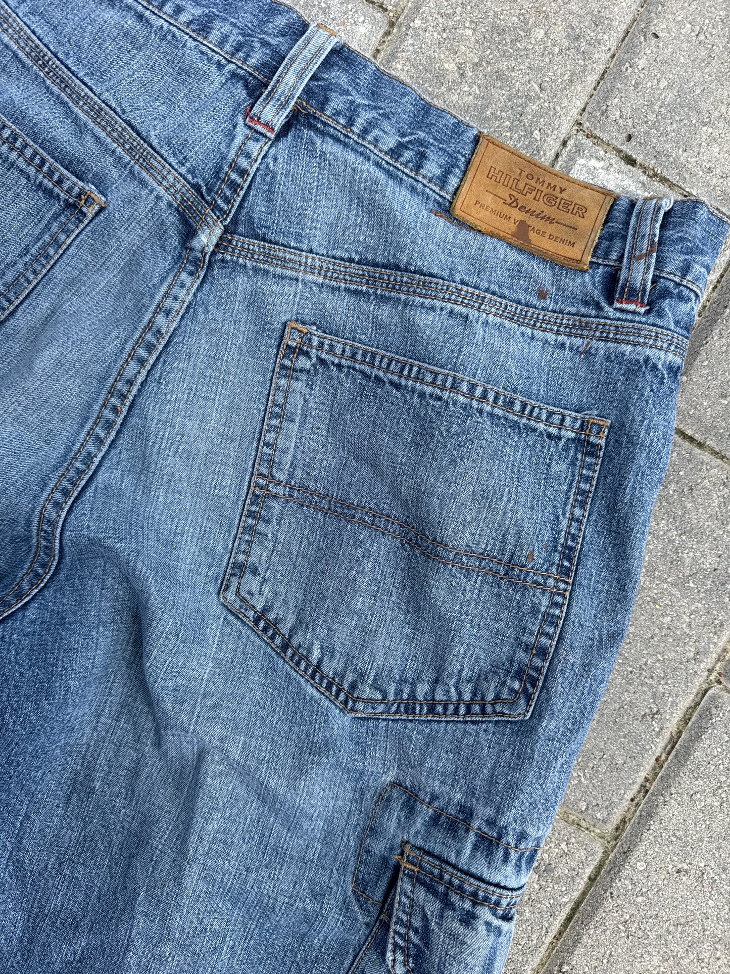 (33) Tommy Hilfiger Y2K Cargo Jorts