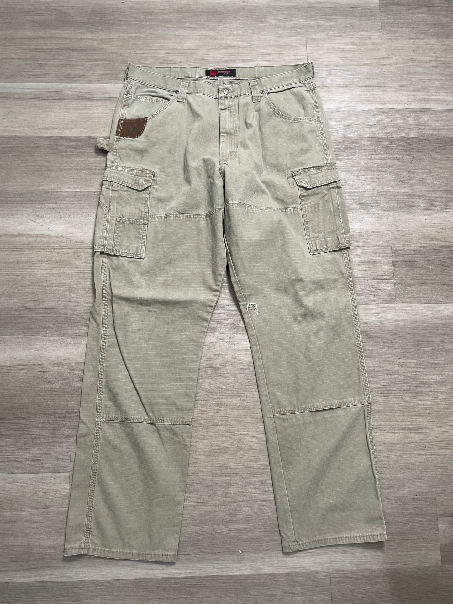 (40x36) Khaki Wrangler Riggs Carpenter