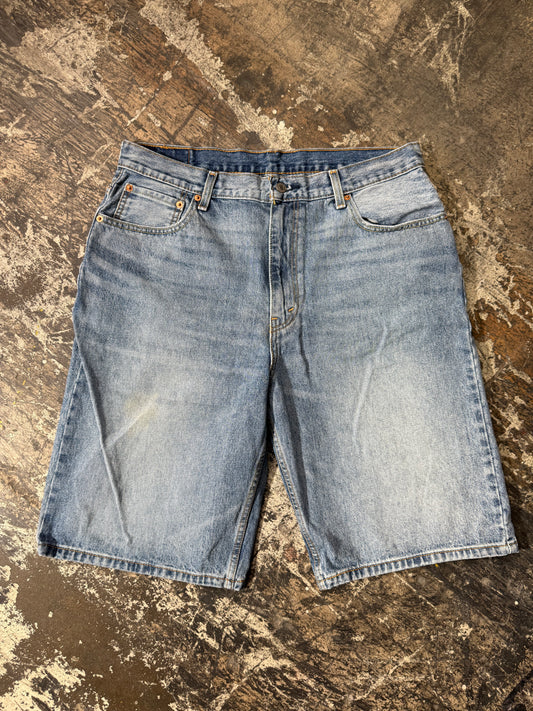 (36) 569 Levi’s 36 Light washed
