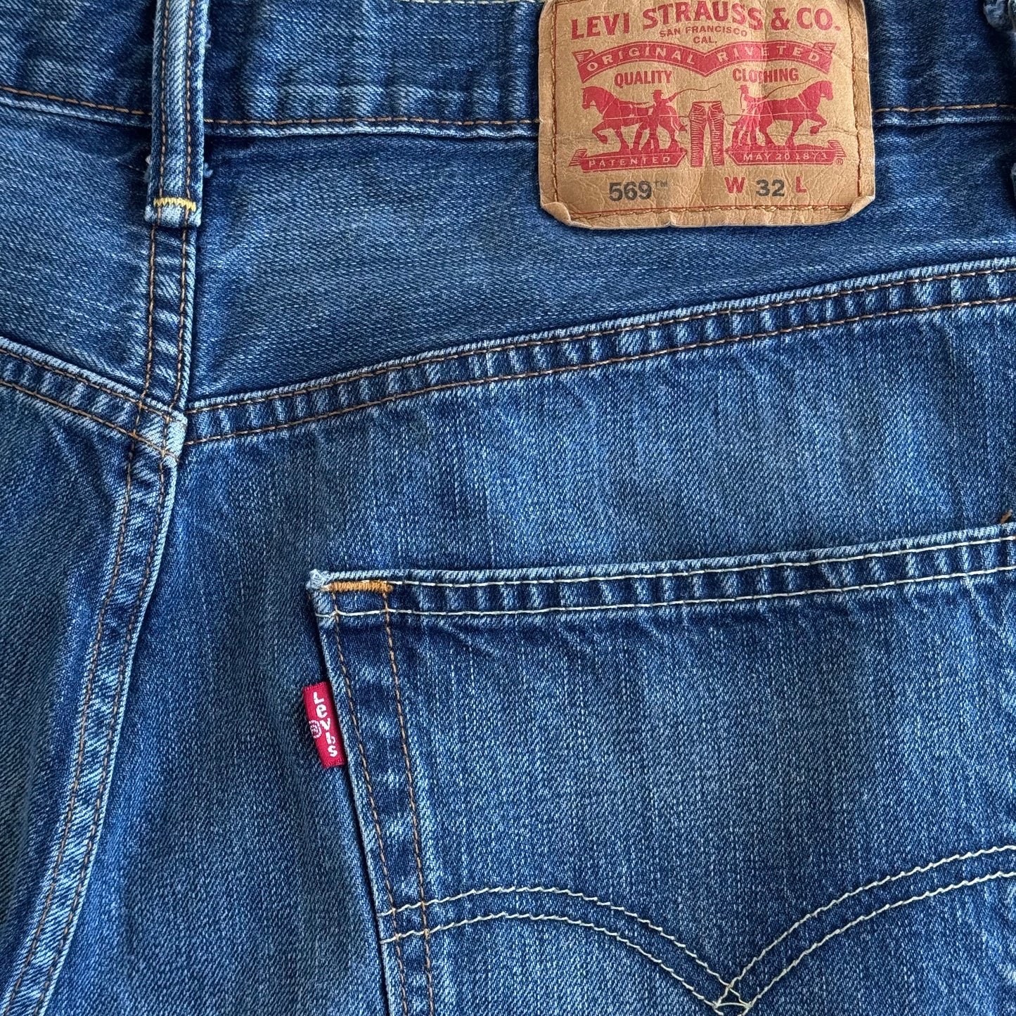 (32) Levi’s 569s Jorts