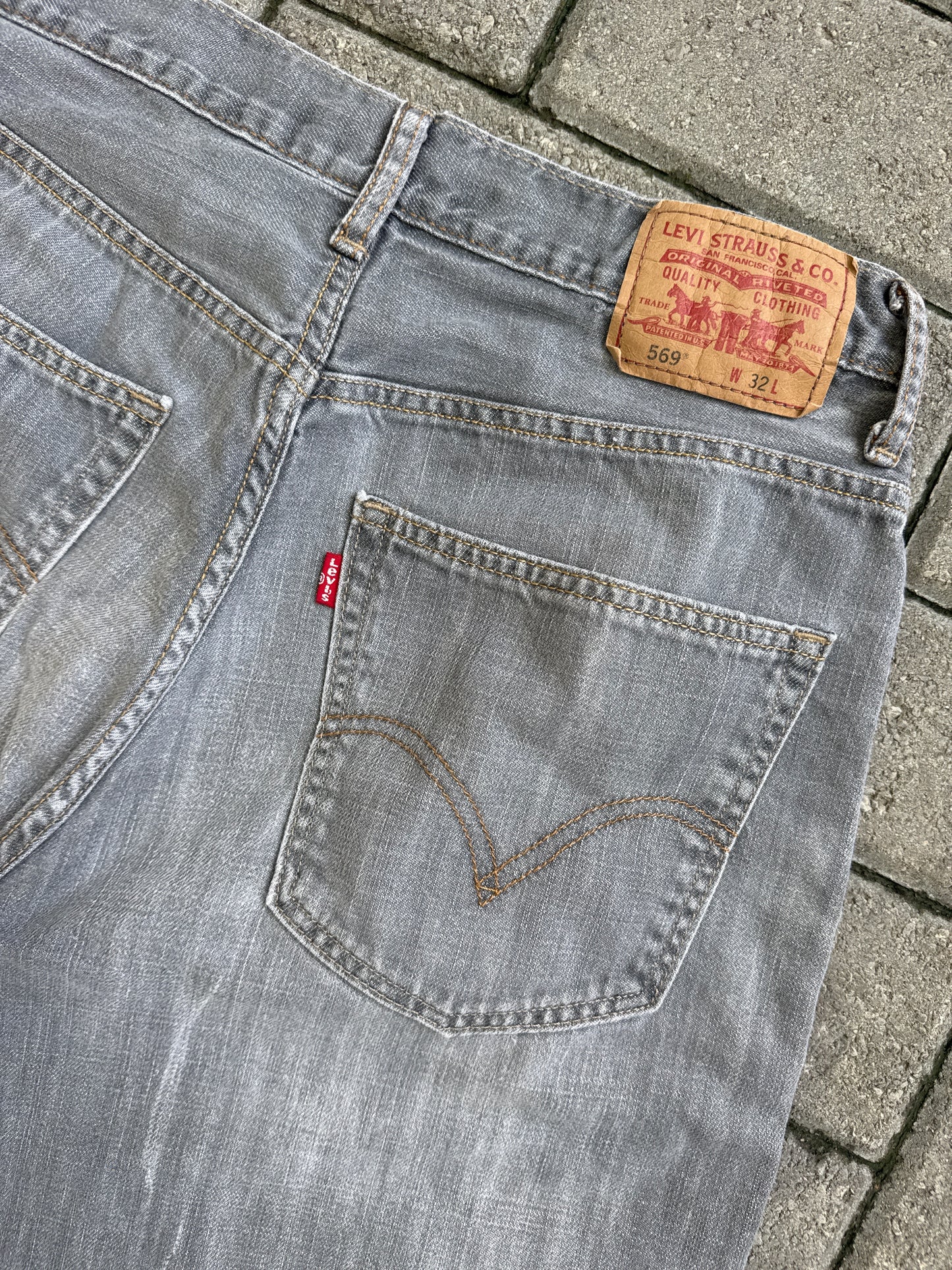 (32) Levi’s 569 Jorts