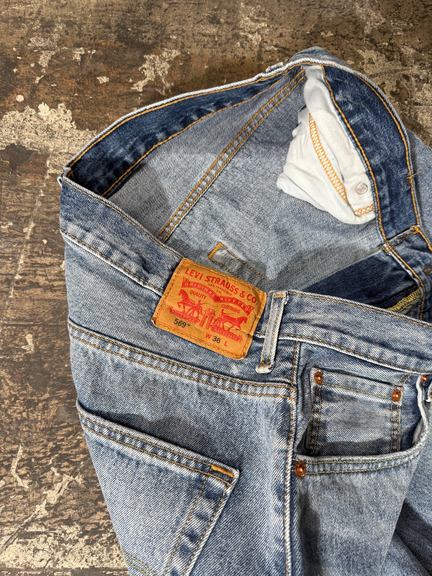 (36) 569 Levi’s 36 Light washed