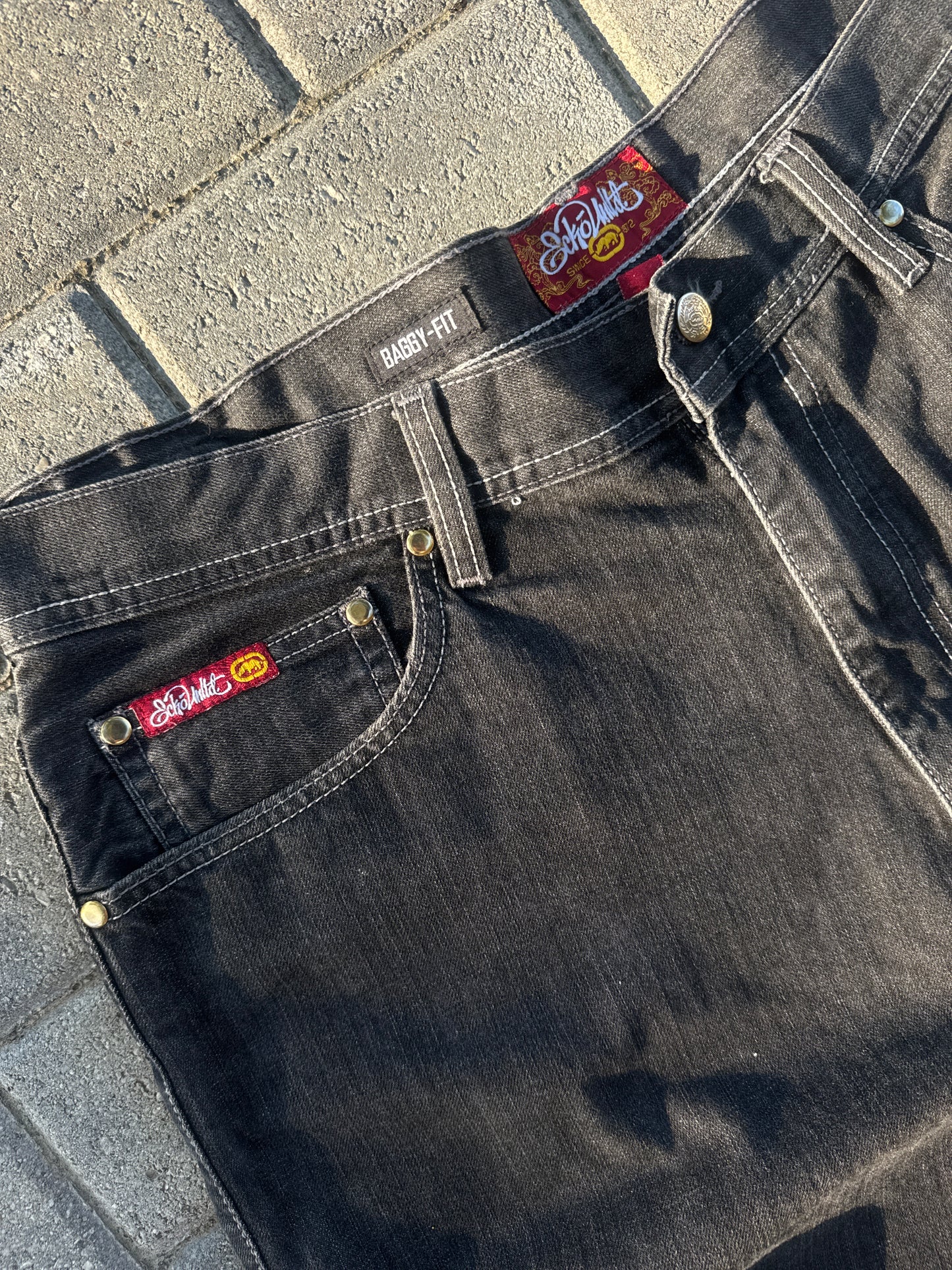 (38x36) Eckó Unltd. Dragon Embroidery Denim Pants