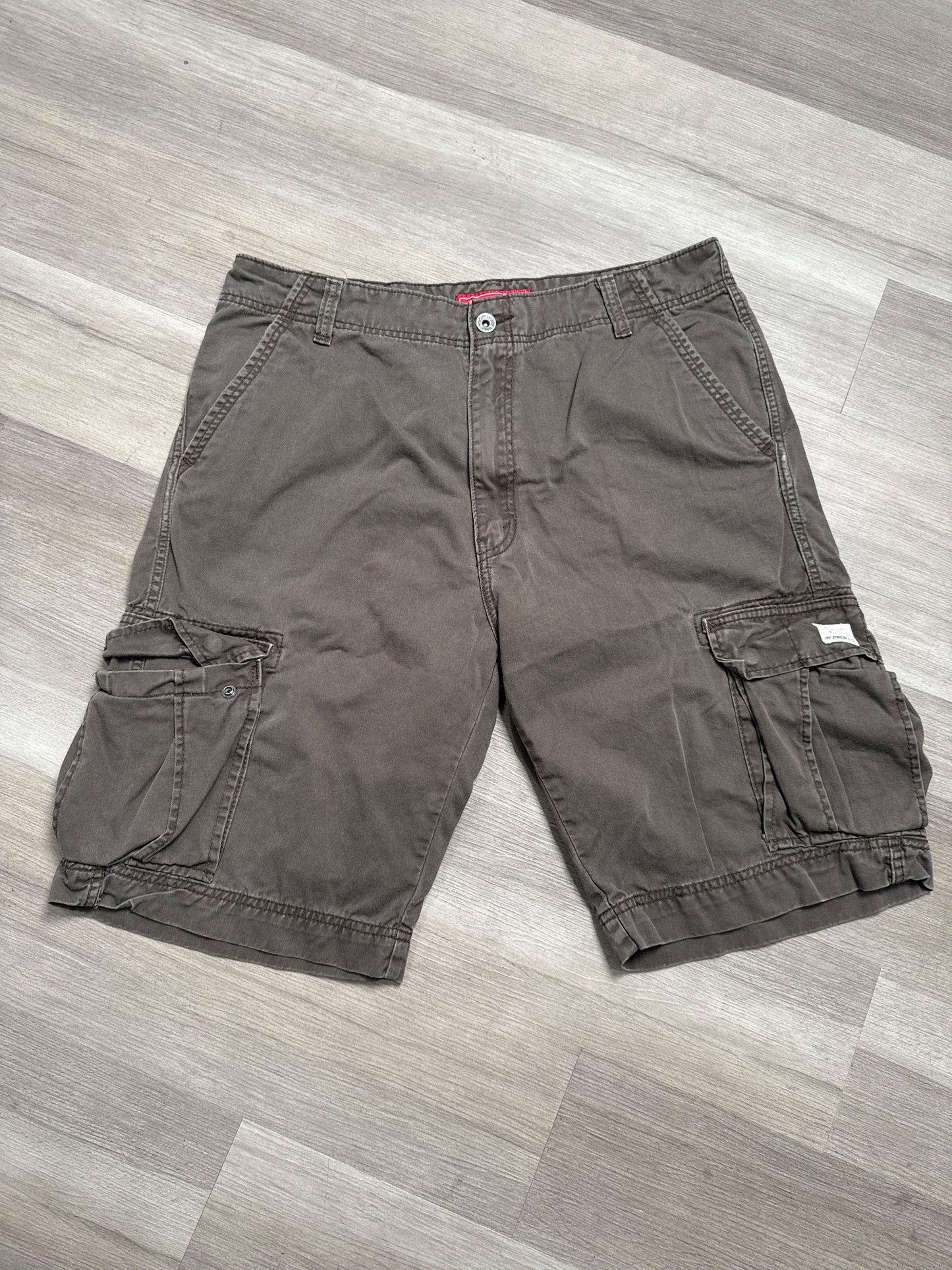 (38) Brown Levi’s Cargo Shorts