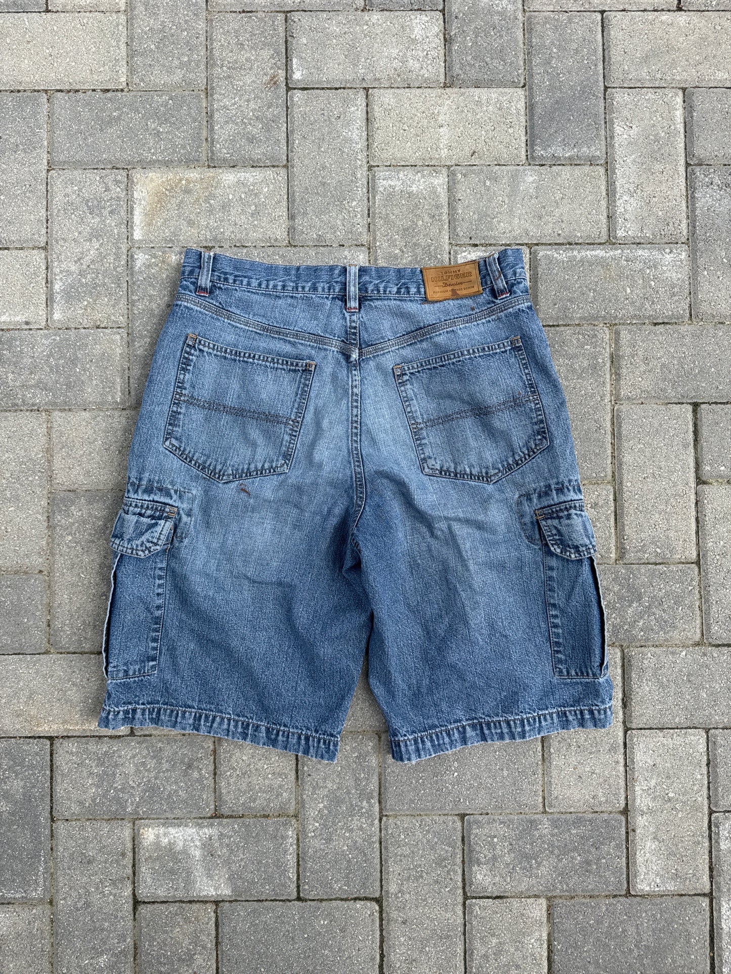 (33) Tommy Hilfiger Y2K Cargo Jorts