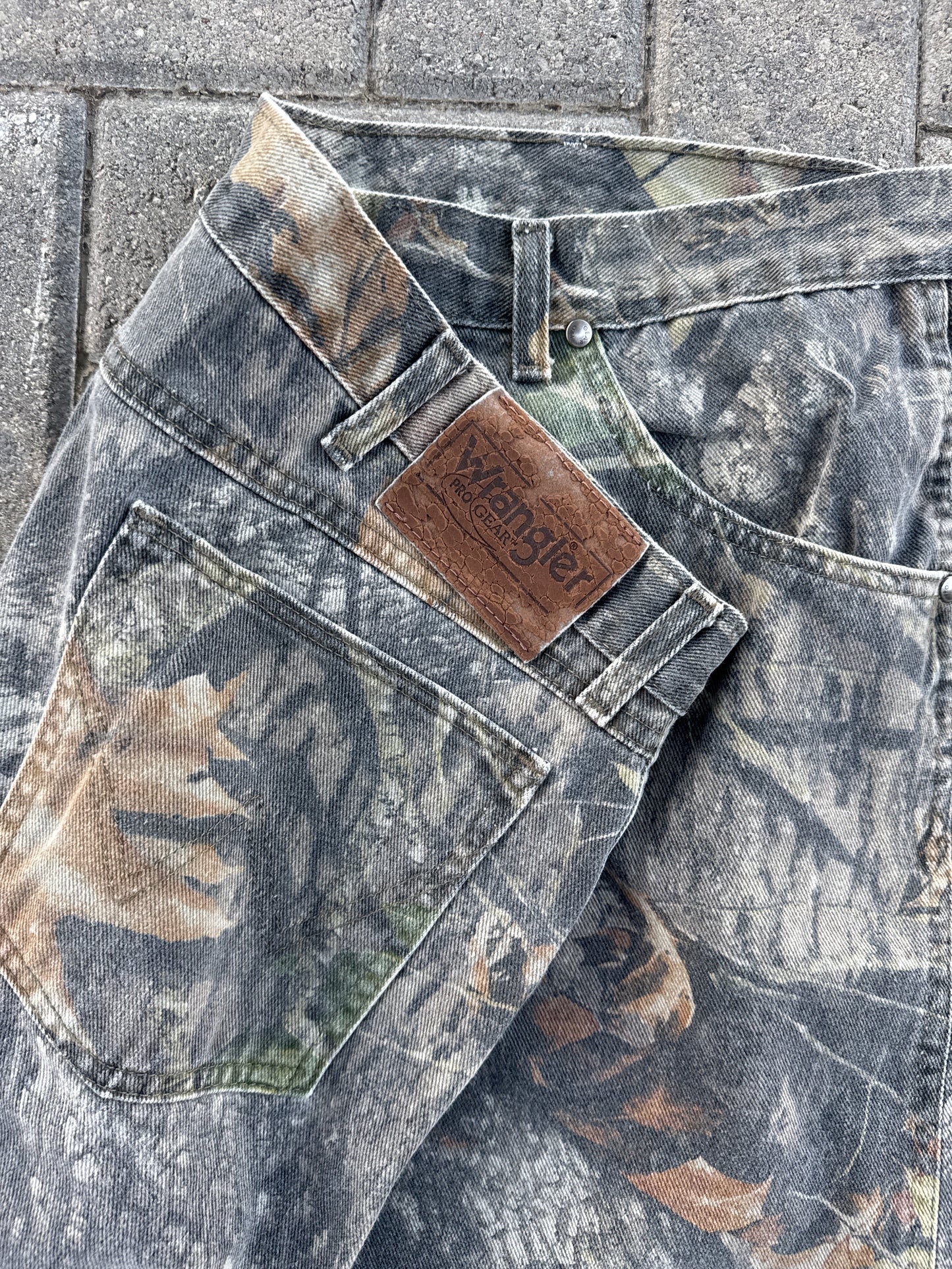 (42x30) Faded Wrangler Pro Gear RealTree Blow-Out Knee Denim Pants