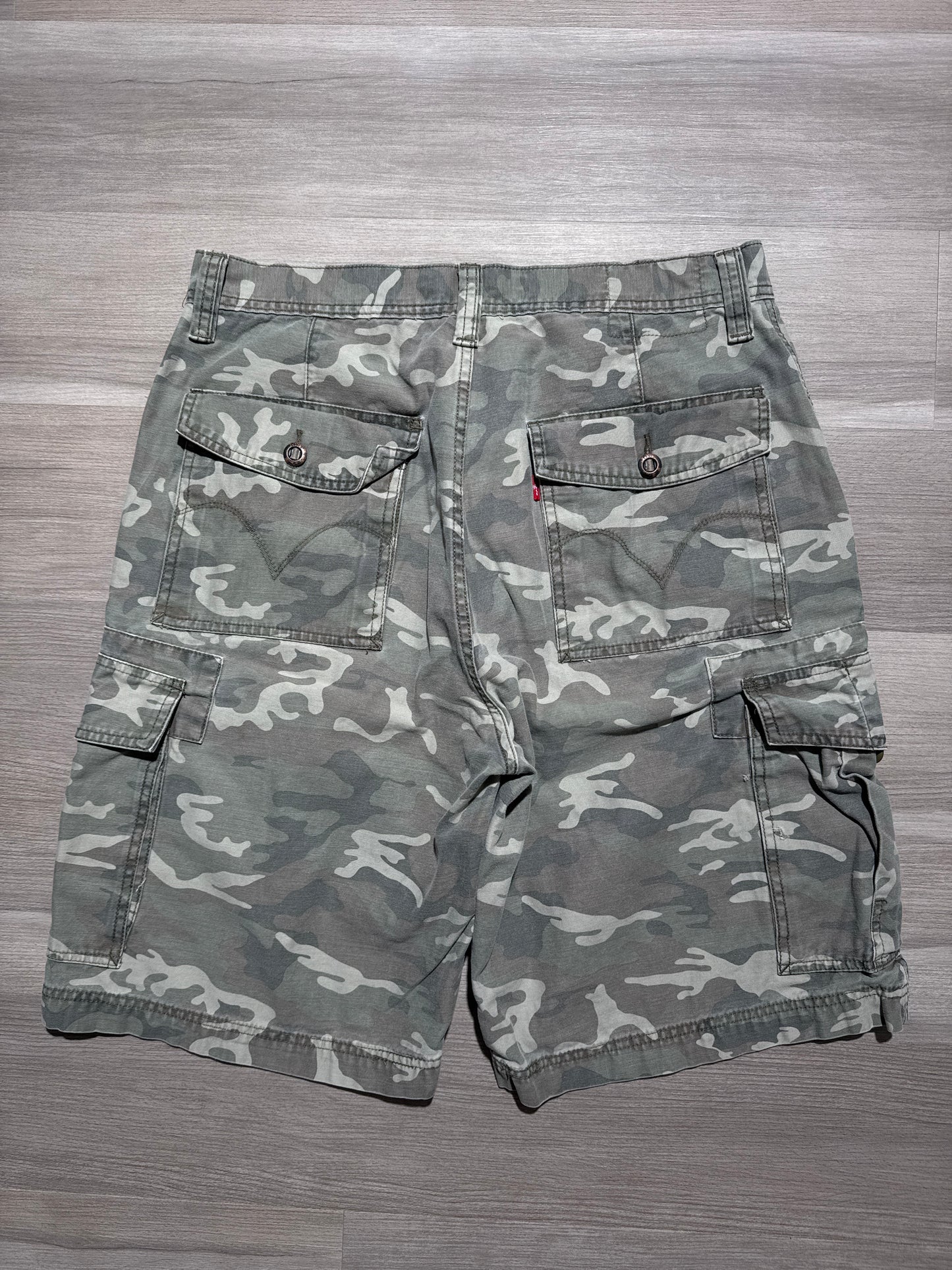 (34) Levi’s Cargo Military Camo Baggy Jorts