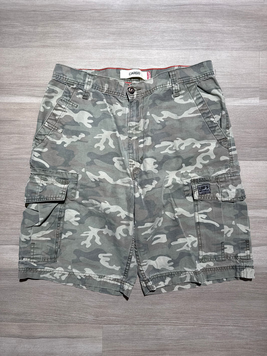 (34) Levi’s Cargo Military Camo Baggy Jorts