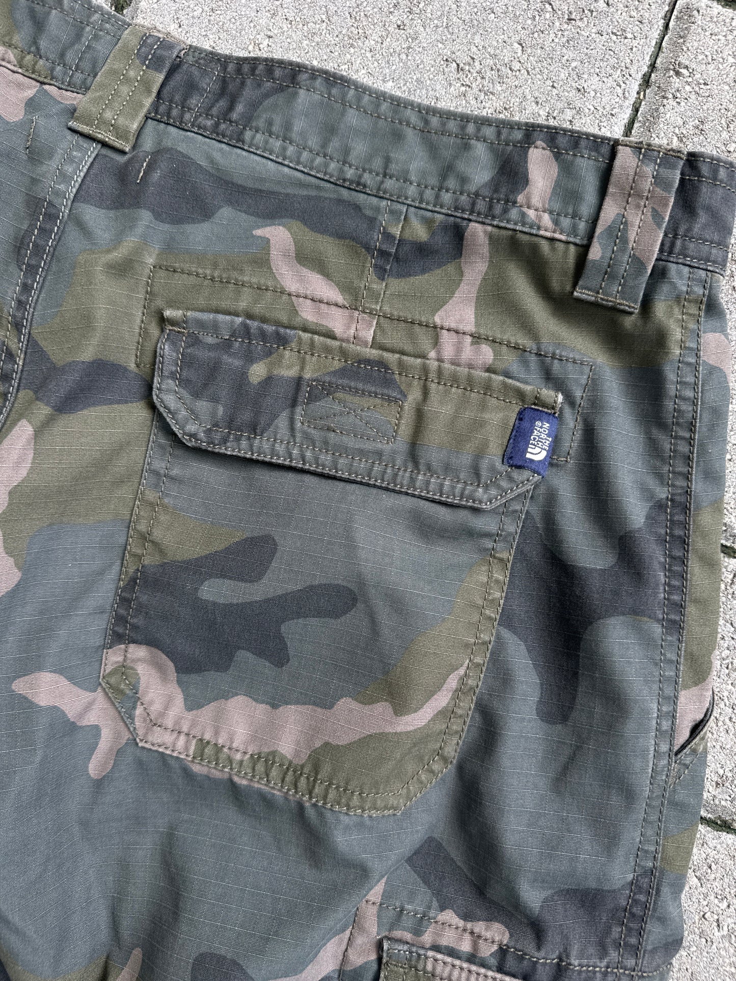 (34) The North Face Cargo Shorts