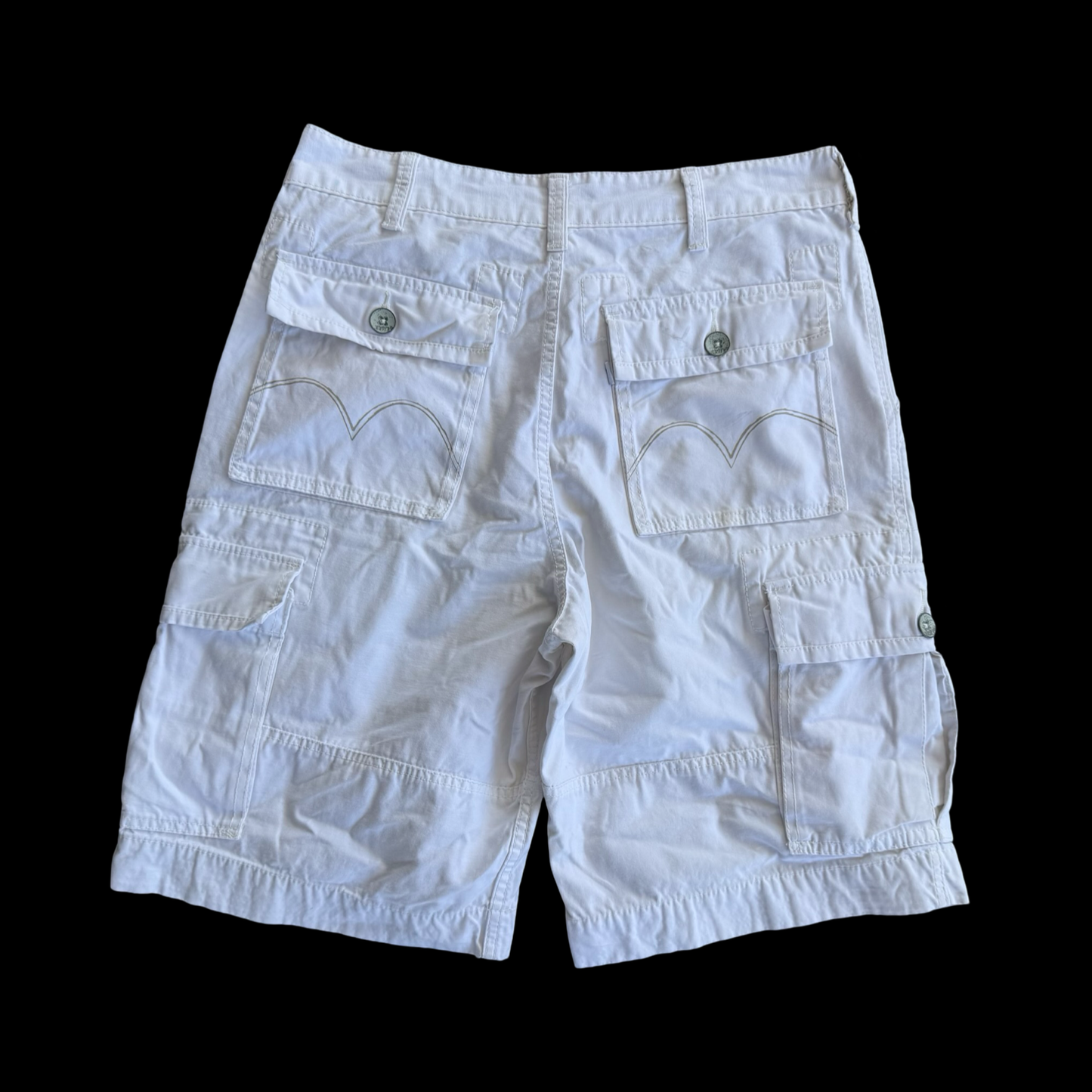 (32) White Levi’s Cargo Shorts